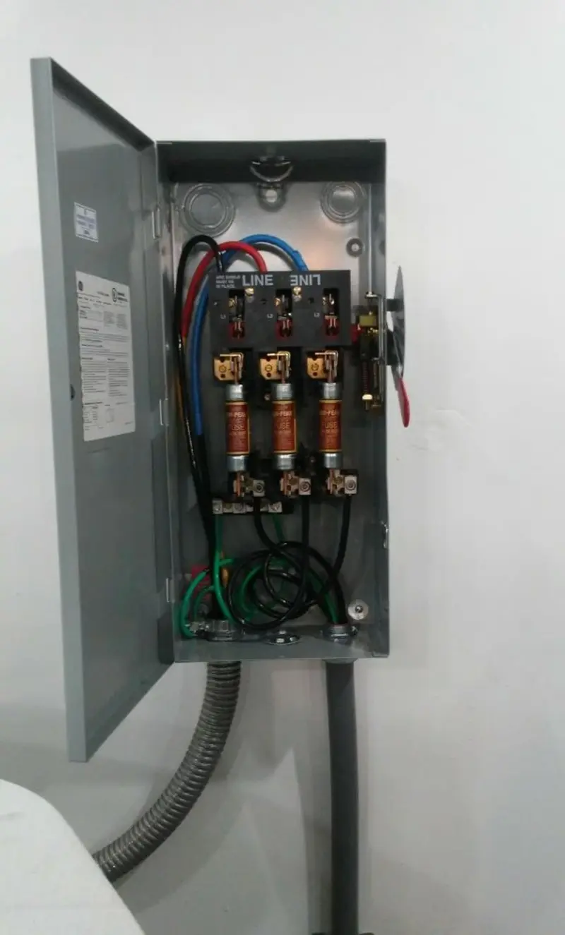 Three-phase disconnect switch installed for Smoke Detector Installation in Nuevo