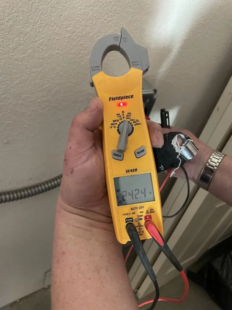 Voltage testing with clamp meter during Generator Installation in Nuevo